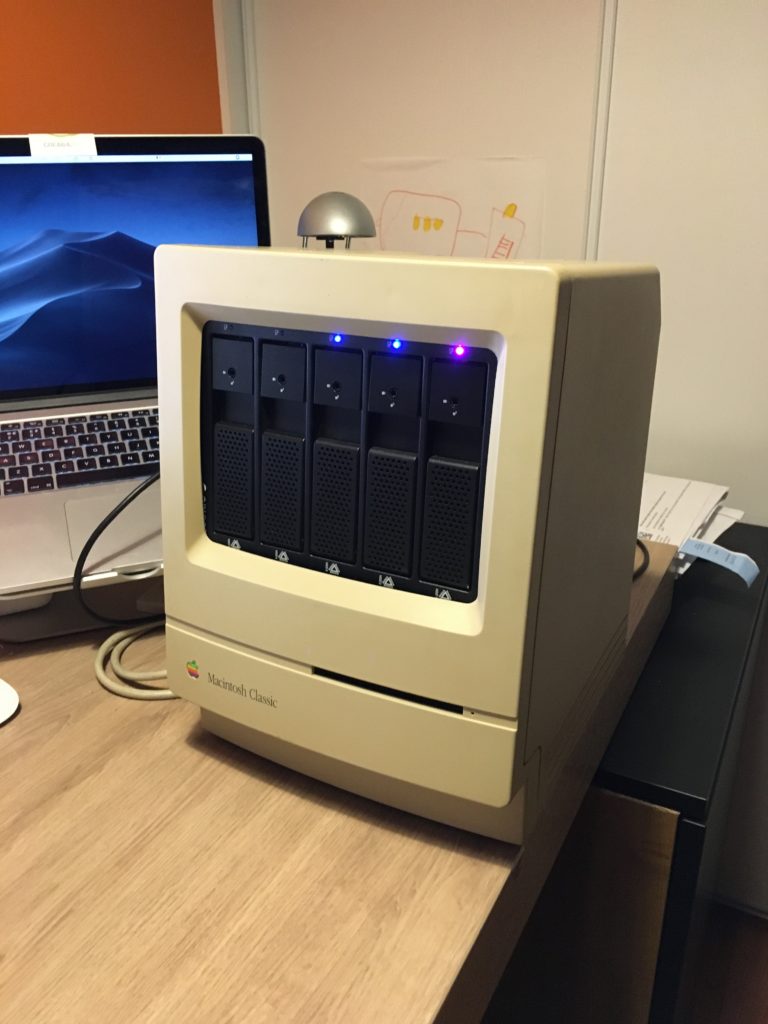 Macintosh Classic transformé en boitier de disques dur externe